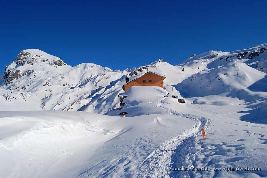 28 Ultimo sguardo al rifugio e ai suoi monti.JPG